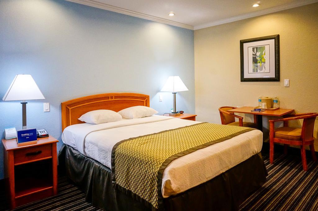 Hotel Parmani Palo Alto Bagian luar foto
